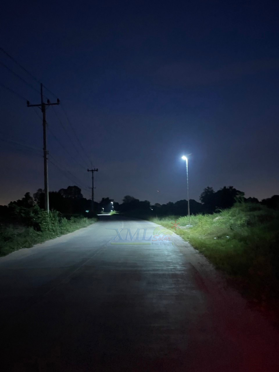 โคมไฟถนนโซล่าเซลล์อัจฉริยะ (รุ่น 9,000Lumens + แผง 100 W) (แสง : ขาว)