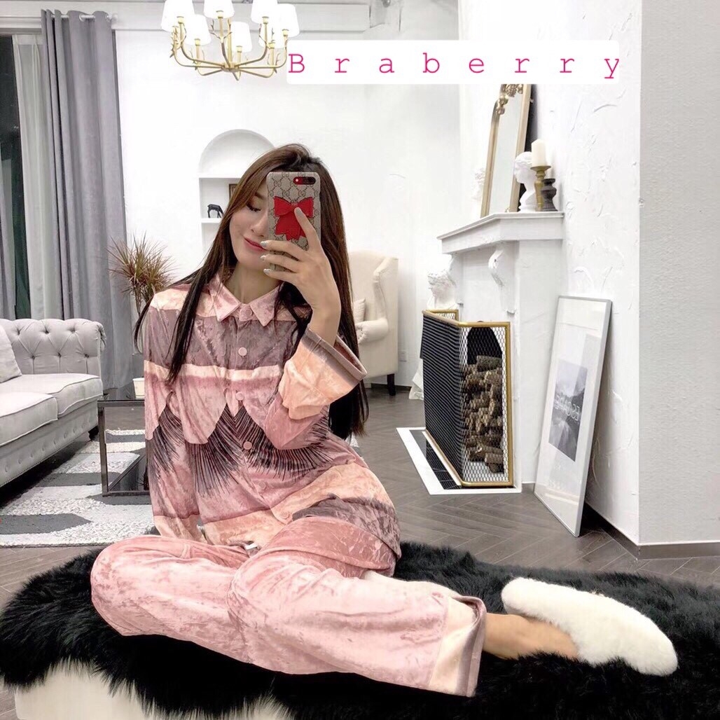 ชุดนอนกำมะหยี่ เนื้อนุ่มพริ้วบางเบา สวมใส่สบายไม่คัน ดีไซน์เรียบหรูซ่อนหวาน ใสนอนก็ได้หรือจะใส่เที่ียวก็ดูดี สั่งสินค้าครบ3ชิ้นคละแบบได้ ชุดละ 990 บาท