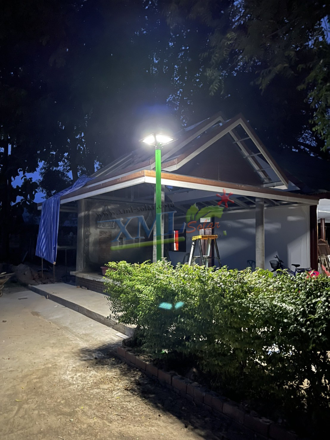 ชุดเสาพร้อมโคม SET B (โคมไฟโซล่าเซลล์ UFO SLT28-300W + เสาเหล็กดำสูง 2.82 เมตร)(แสงขาว)