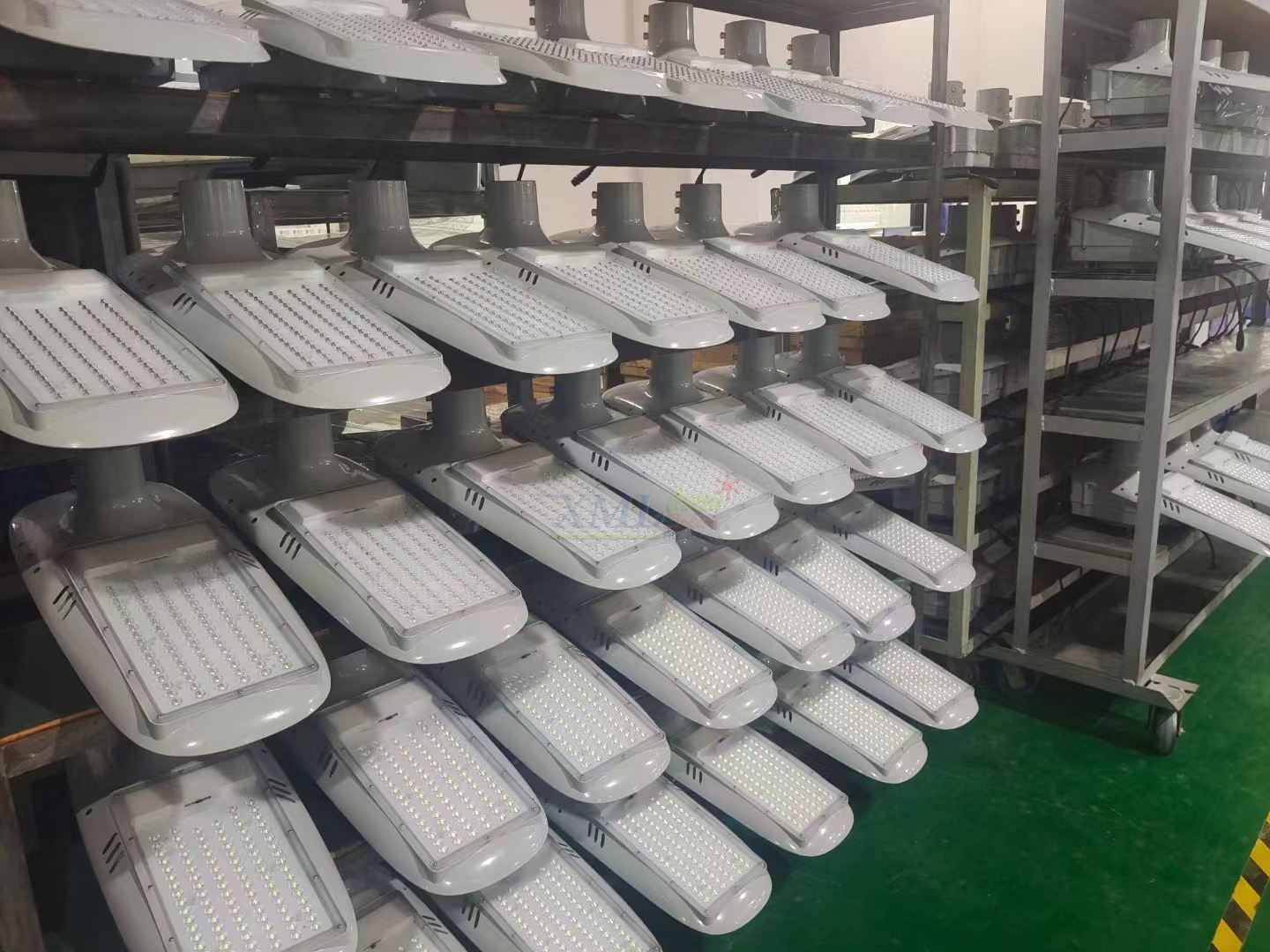 โคมไฟถนนโซล่าเซลล์อัจฉริยะ (รุ่น 9,000Lumens + แผง 100 W) (แสง : ขาว)