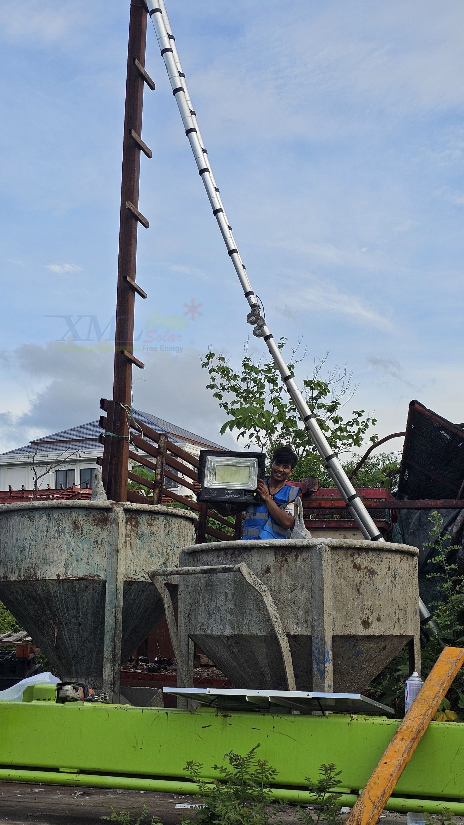 สปอร์ตไลท์โซล่าเซลล์ 1000 W. รุ่นใหม่ JD81000L (แสง : ขาว)