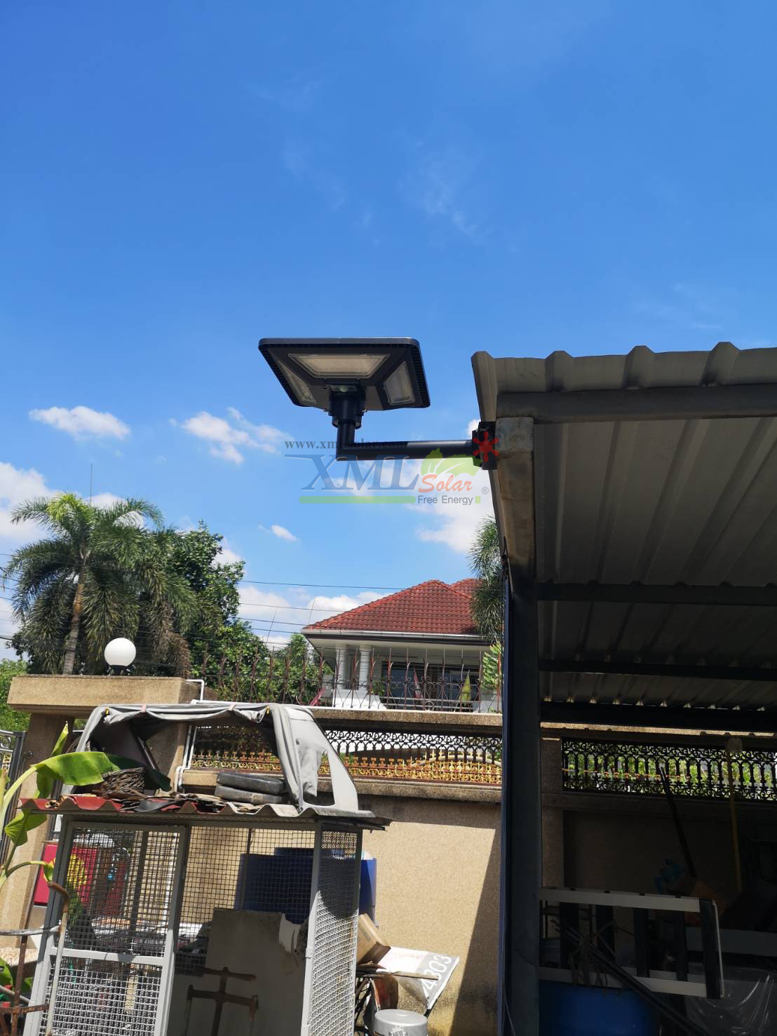 ชุดเสาพร้อมโคม SET B (โคมไฟโซล่าเซลล์ UFO SLT28-300W + เสาเหล็กดำสูง 2.82 เมตร)(แสงขาว)