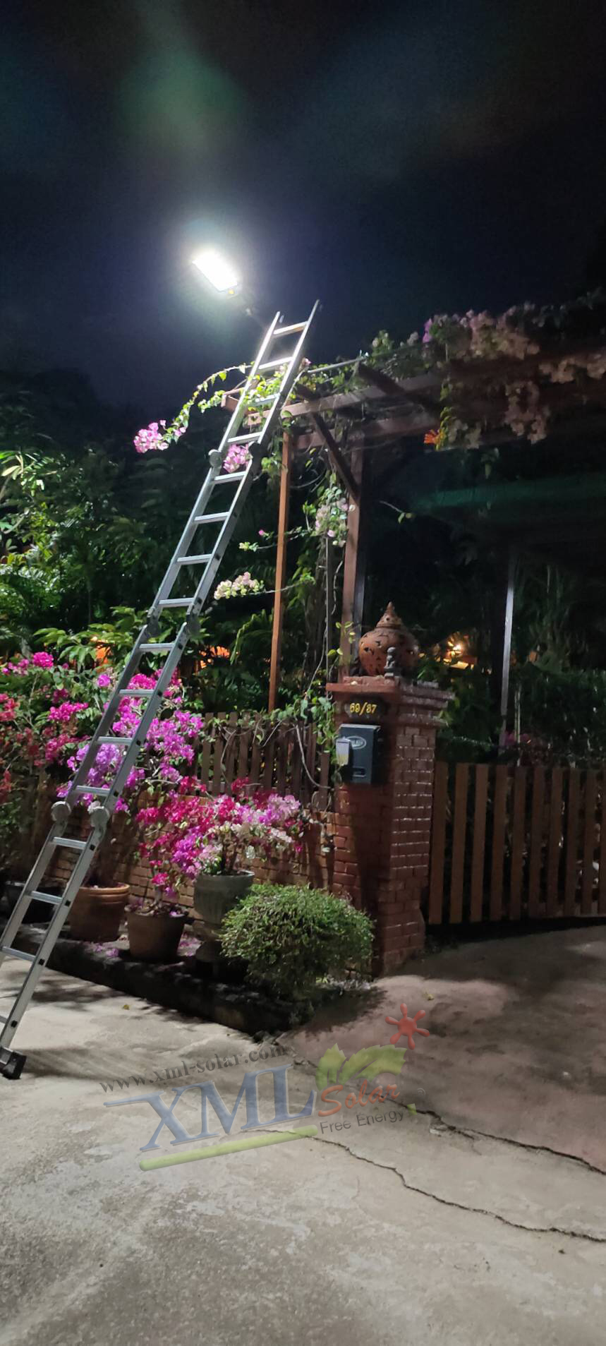 โคมไฟถนนโซล่าเซลล์ XML-Solar 200W (แสง : ขาว)(สว่างค้าง)