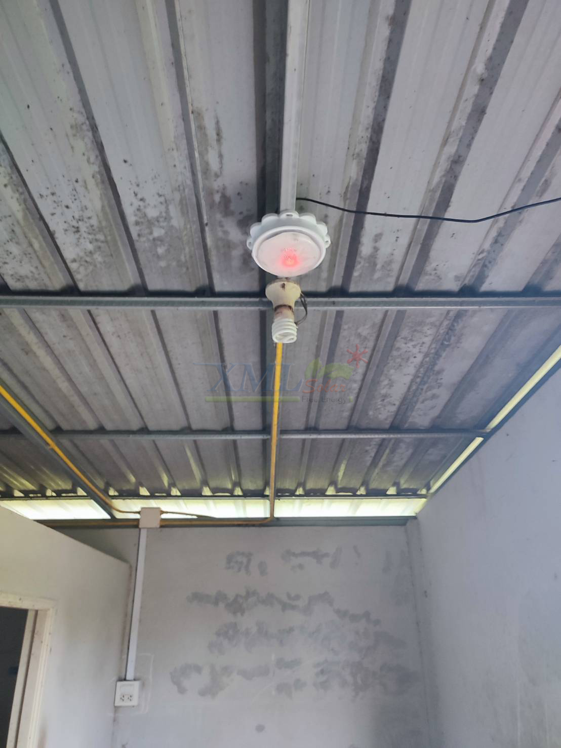 โคมไฟโซล่าเซลล์ ติดเพดาน รุ่น SCL06 (เปิดได้ 3 แสง)