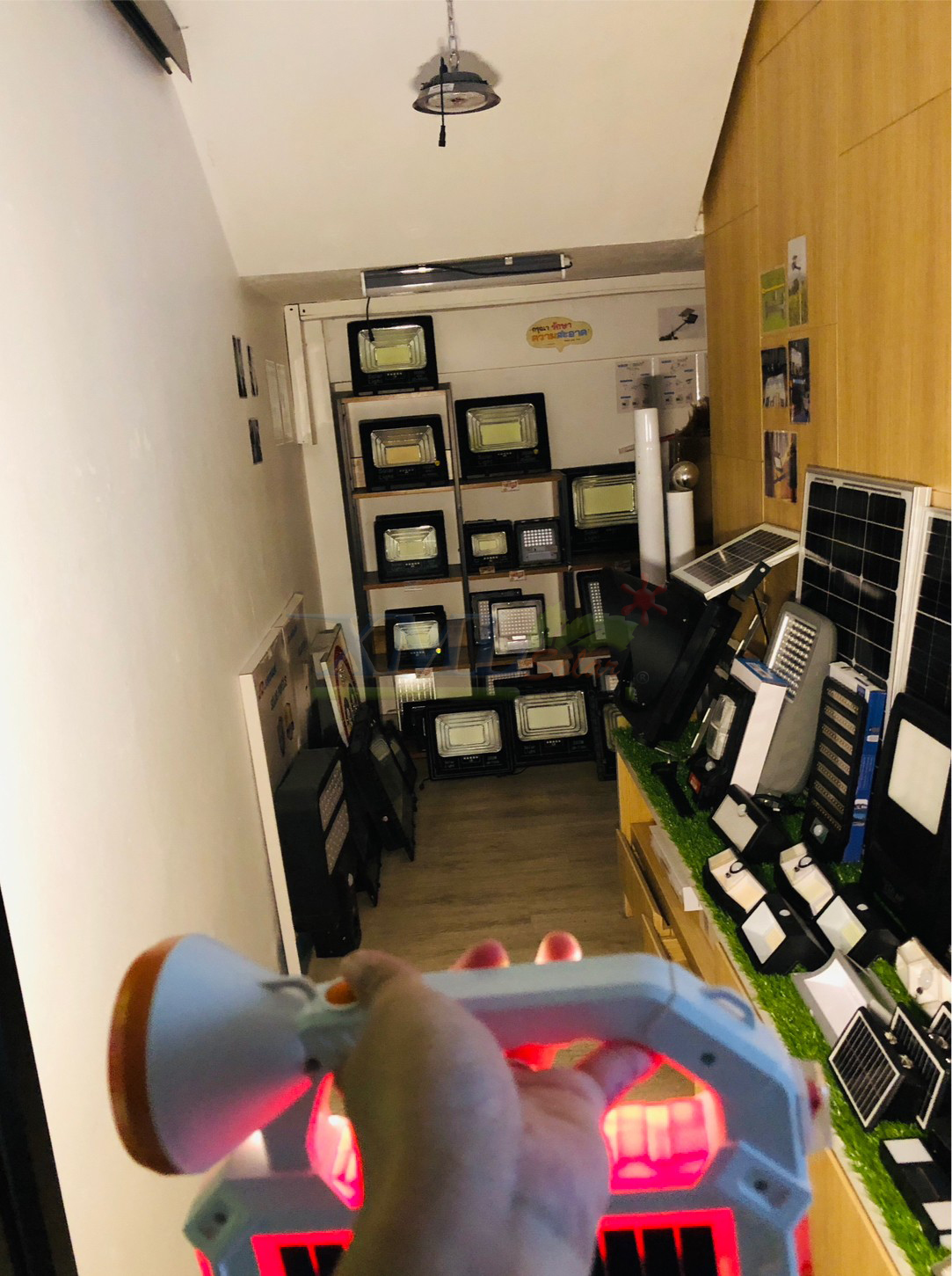 ไฟฉายพลังงานแสงอาทิตย์ อเนกประสงค์ (เปิดได้ 3 แสง + ไฟฉุกเฉิน)