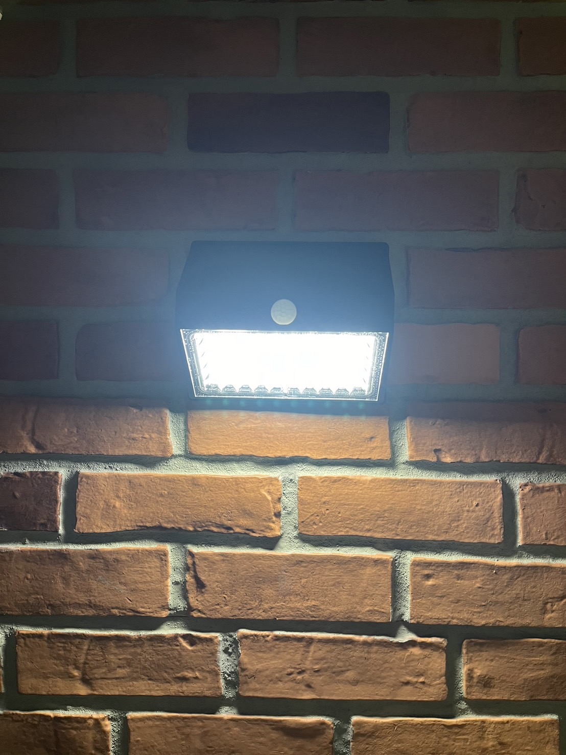 ไฟติดผนังโซล่าเซลล์ รุ่น TB-2768 (เปิดได้ 2 แสง)