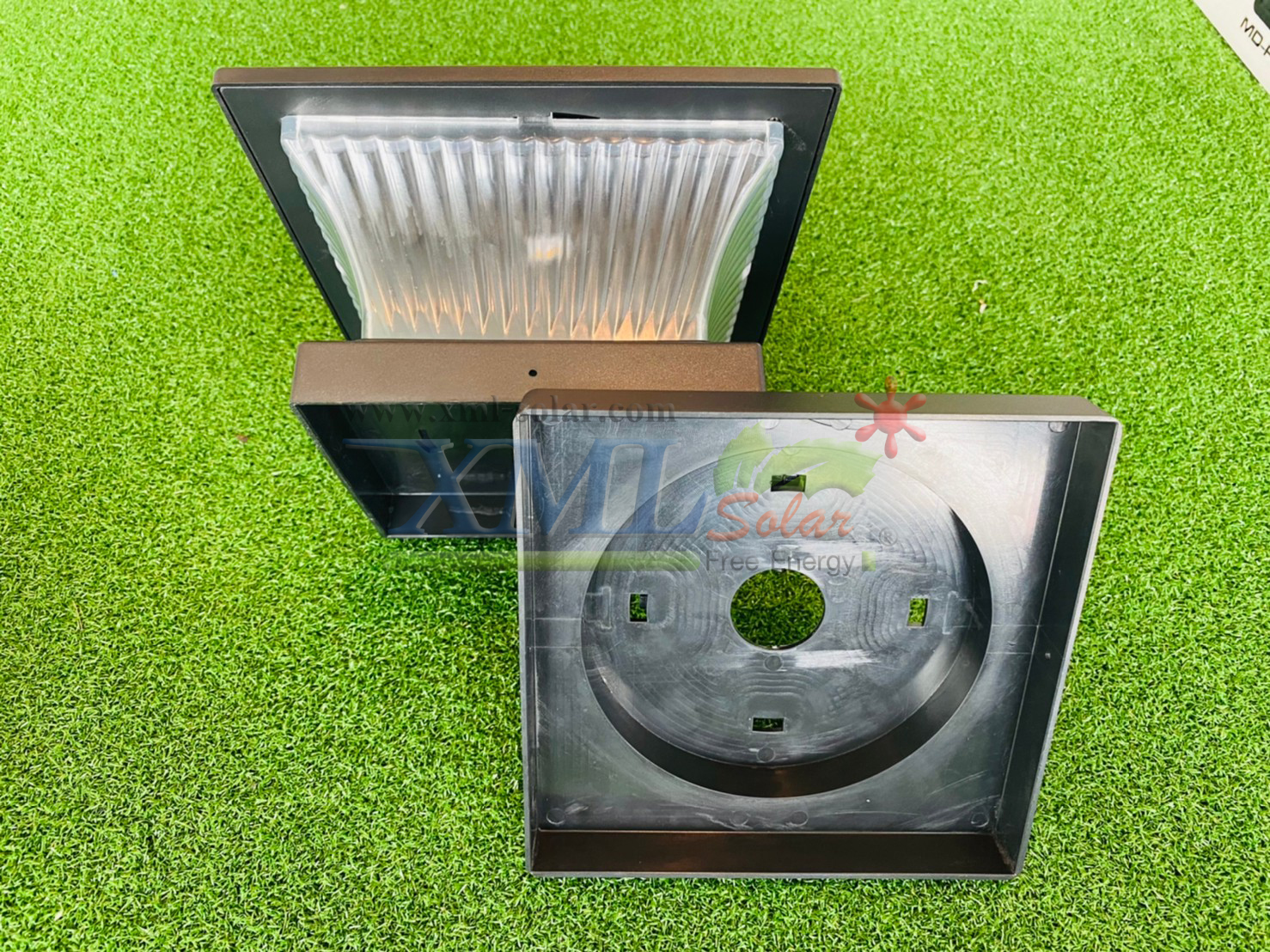 โคมไฟหัวเสาโซล่าเซลล์ ทรงสี่เหลี่ยม รุ่นใหม่ (เเสง : เหลืองวอมไวท์)