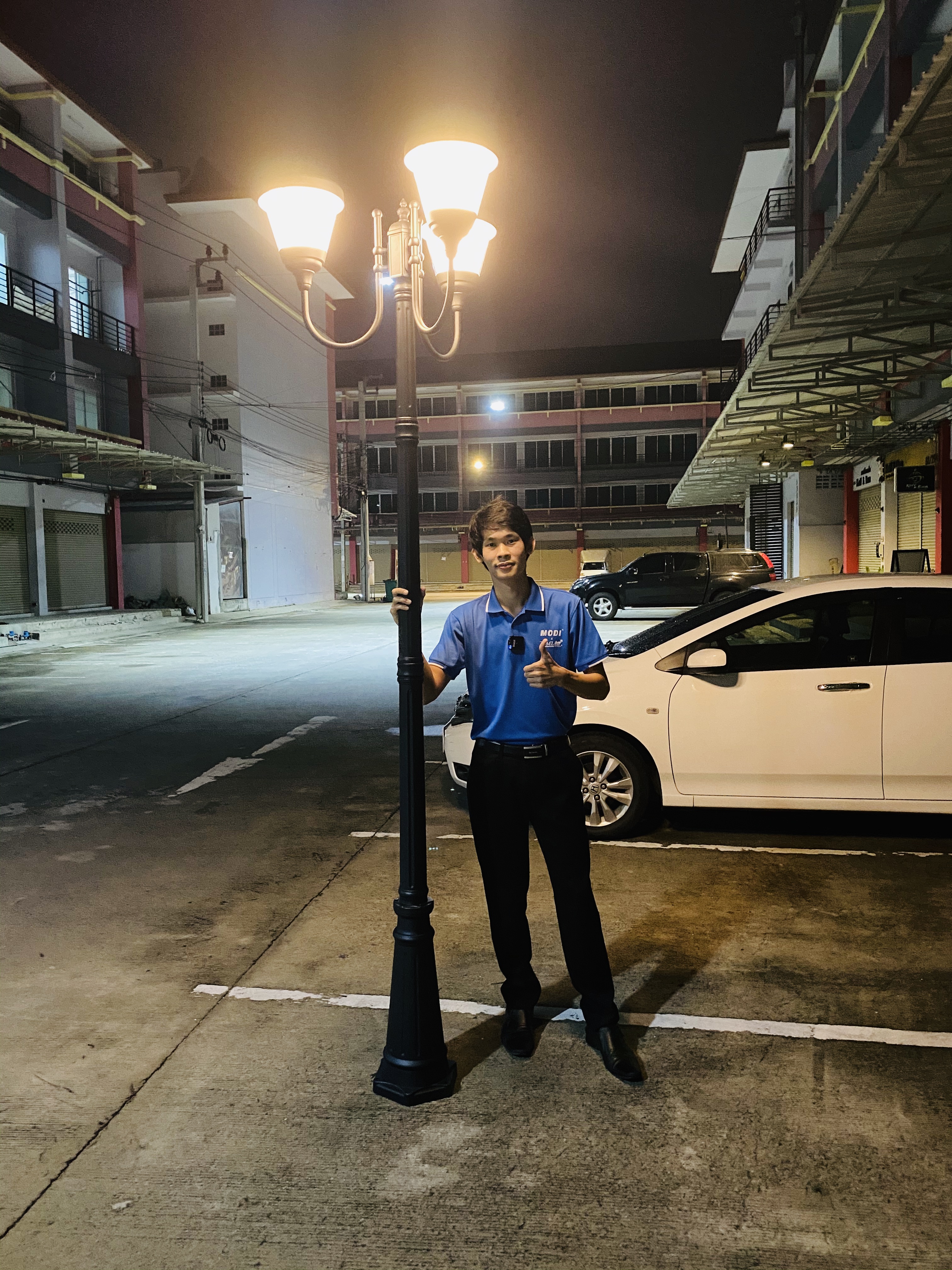 ไฟตั้งพื้นโซล่าเซลล์ ทรง U-Shape 3 ช่อ 255 ซม. (แสง : เหลืองวอมไวท์)