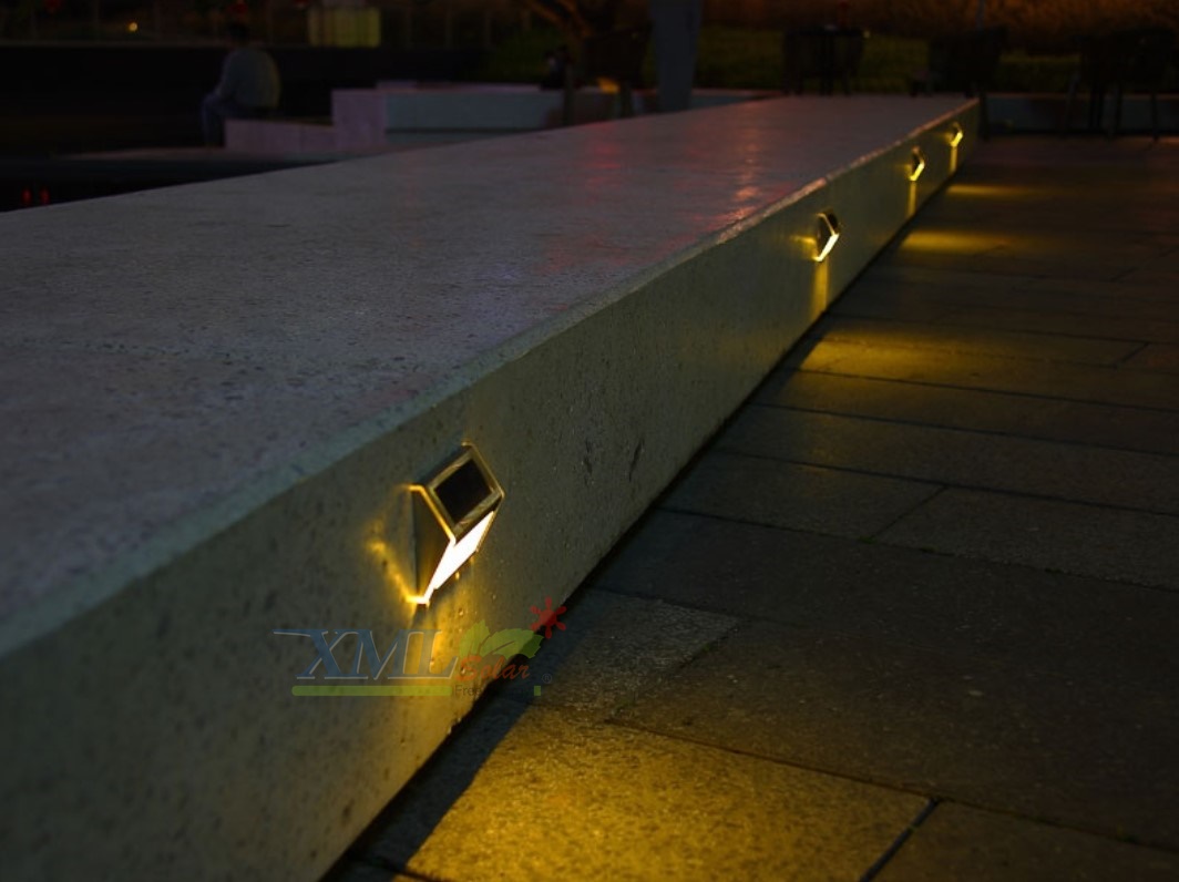 ไฟโซล่าเซลล์ติดบันได 3 LED V.2 (แสง : เหลืองวอมไวท์)