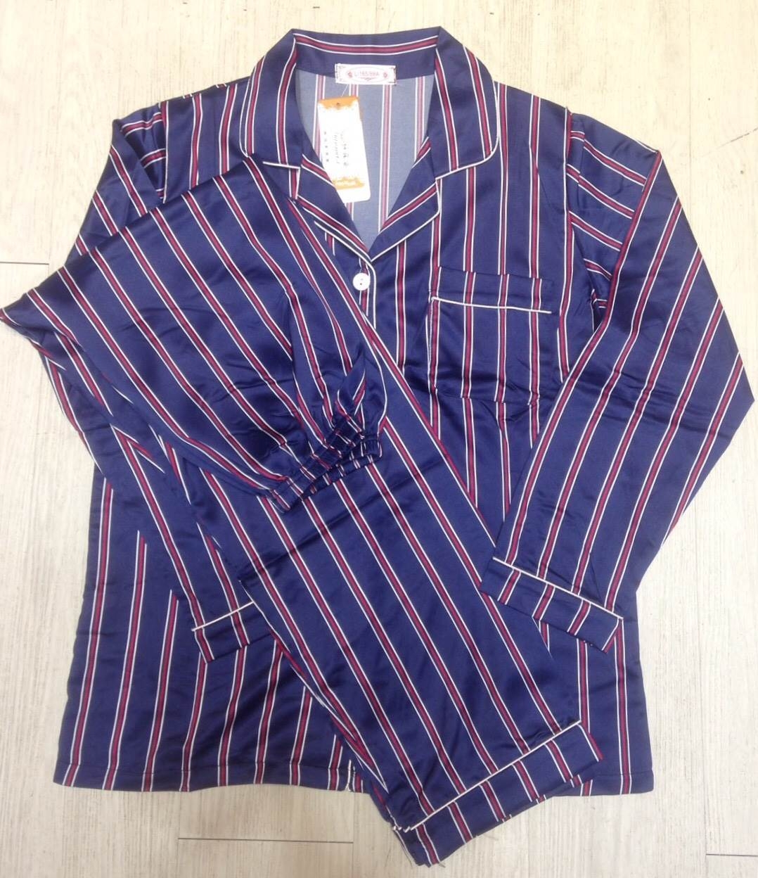 ชุดนอนผ้าซาติน เสื้อแขนยาาวกางเกงขายาว เนื้อผ้านุ่มบางเบาใส่สบาย มี 2 สี ชมพู น้ำเงิน ราคาส่ง 3 ชิ้น คละแบบได้ชุดละ 550 บาท