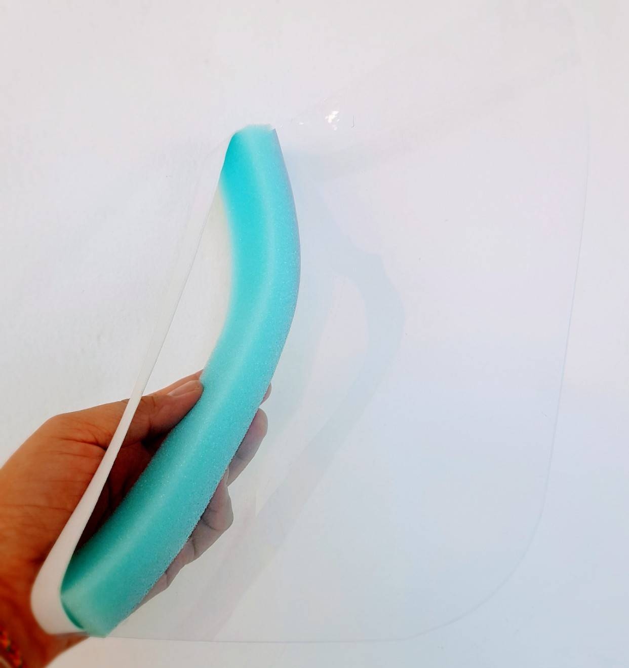 Face Shield เฟสชิว หน้ากากใส ป้องกันฝุ่นละอองเชื้อโรคและน้ำลาย หรือ สารคัดหลั่ง กระเด็นเข้าใส่หน้า มีให้เลือกหลายสี อันละ 20 บาท โหลละ 180