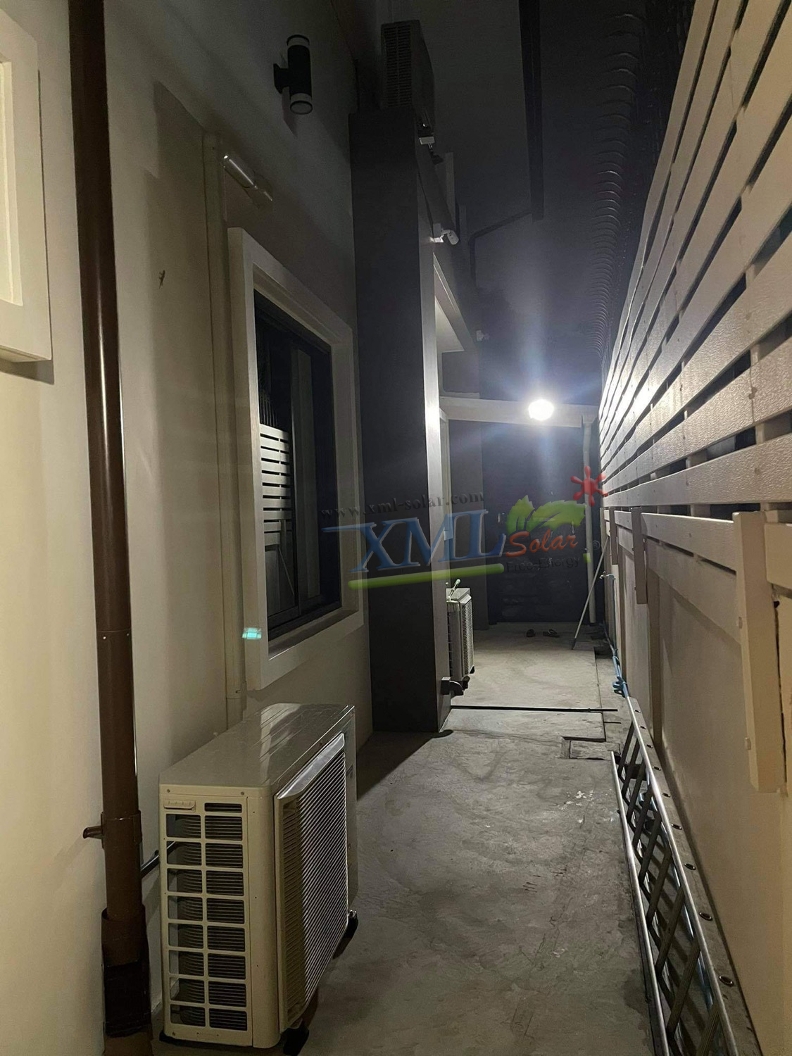 ไฟสปอตไลท์โซล่าเซลล์ 100 Watt กล่องสีน้ำตาล (เปิดได้ 3 แสง)