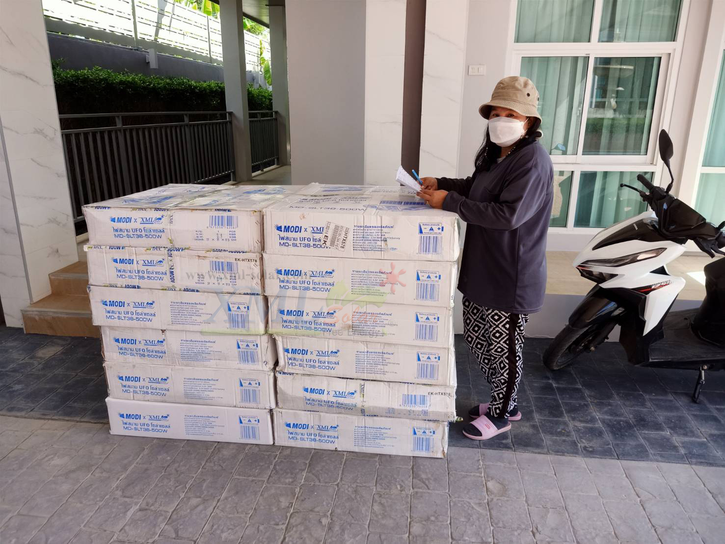 โคมไฟโซล่าเซลล์ UFO ทรงกลม (ขนาดใหญ่สุด 75 ซม.) (เปิดได้ 3 แสง) รุ่น MD-SLT38-500W