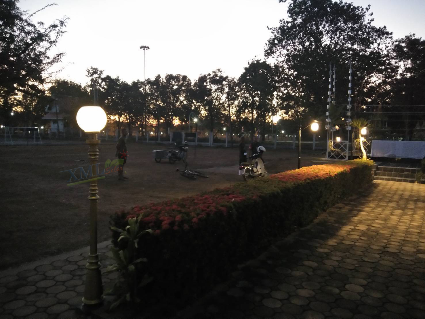 โคมไฟหัวเสาโซล่าเซลล์ ทรงกลมฐานสเเตนเลส (25 ซม.) + Remote (เปิดได้ 3 แสง)+AC