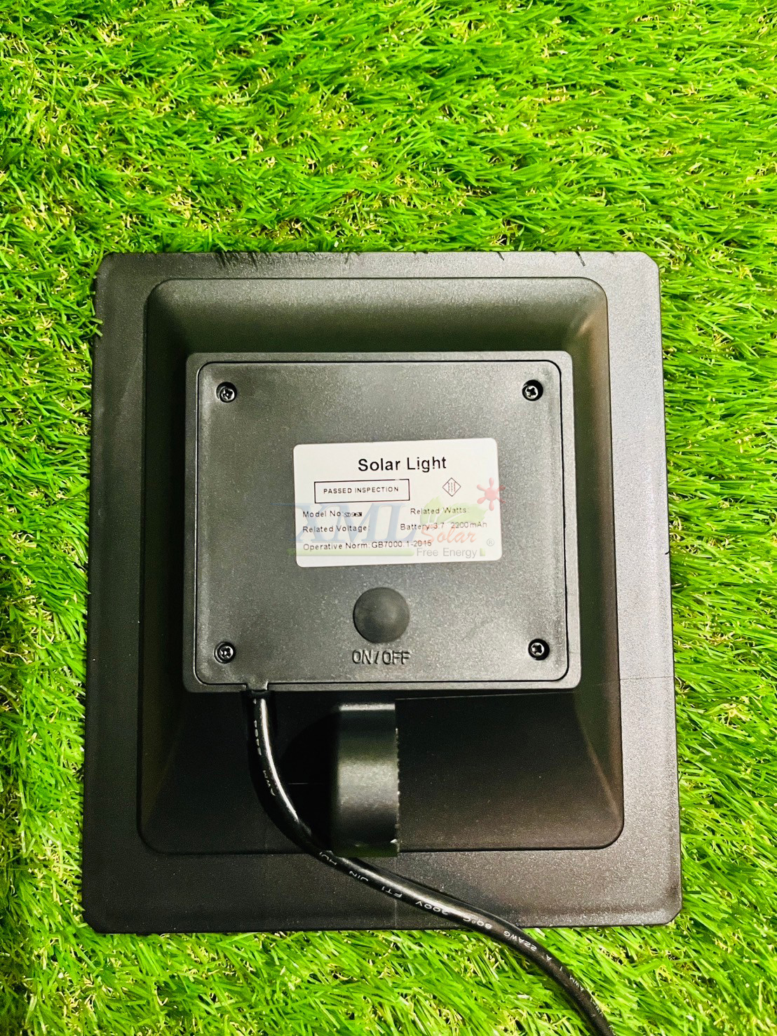 สปอร์ตไลท์ปักสนามโซล่าเซลล์ DC-17 รุ่น 4 หัว สาย 3 เมตร (แสง : เหลืองวอมไวท์)