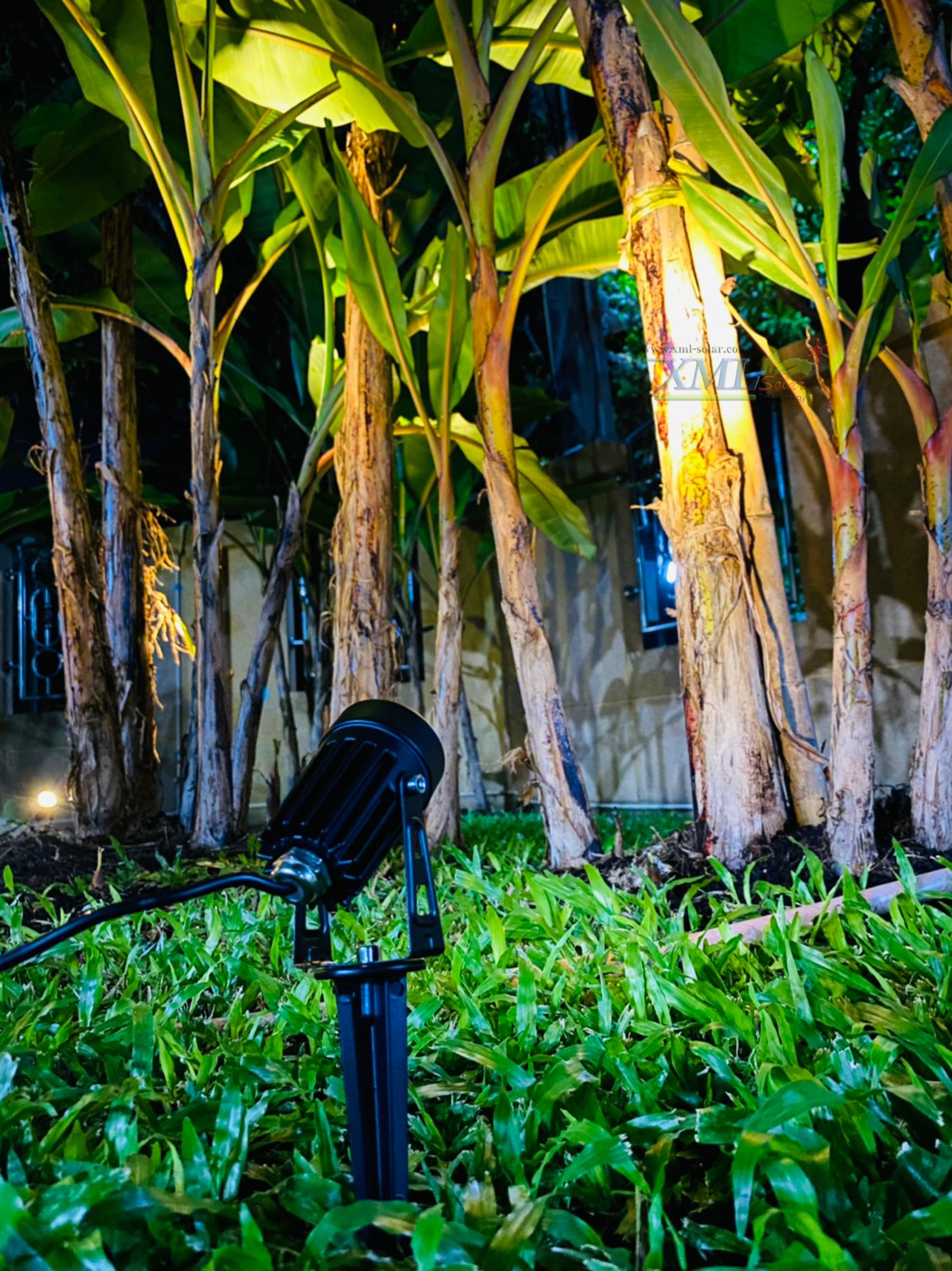 สปอร์ตไลท์ปักสนามโซล่าเซลล์ (รุ่น 4 หัว) (เเสง : เหลืองวอมไวท์)