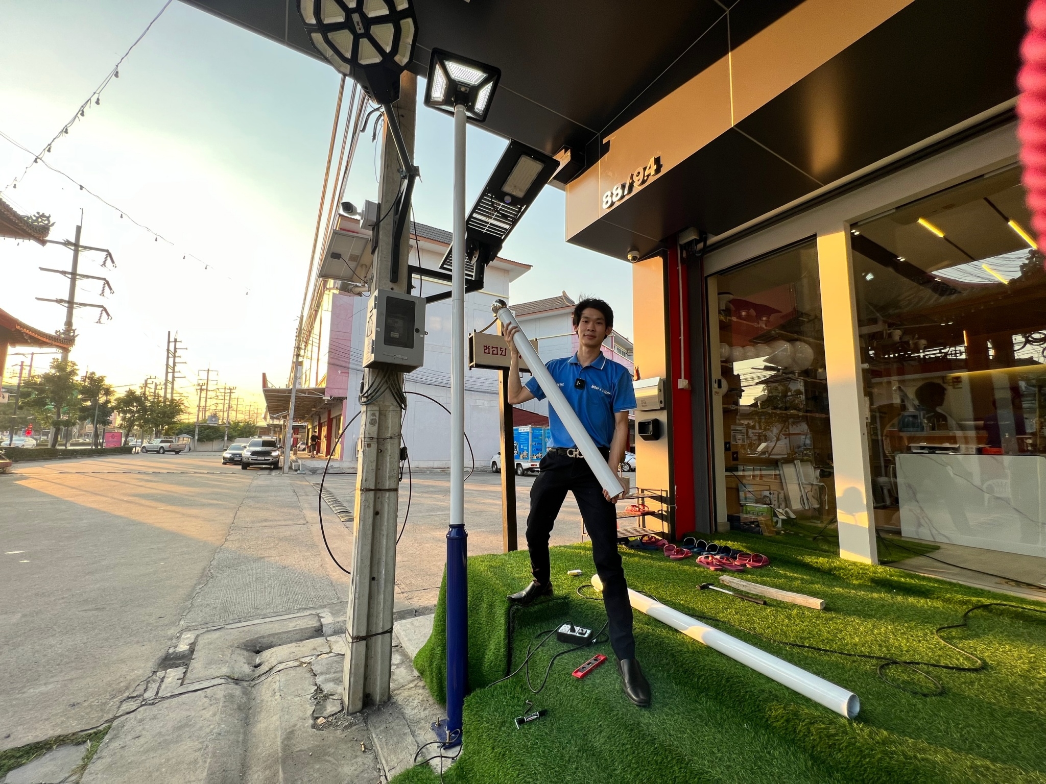 เสาไฟสนาม เหล็กพ่นสีขาว ฐานสีน้ำเงิน สูง 6 เมตร (ปลาย 3 นิ้ว)