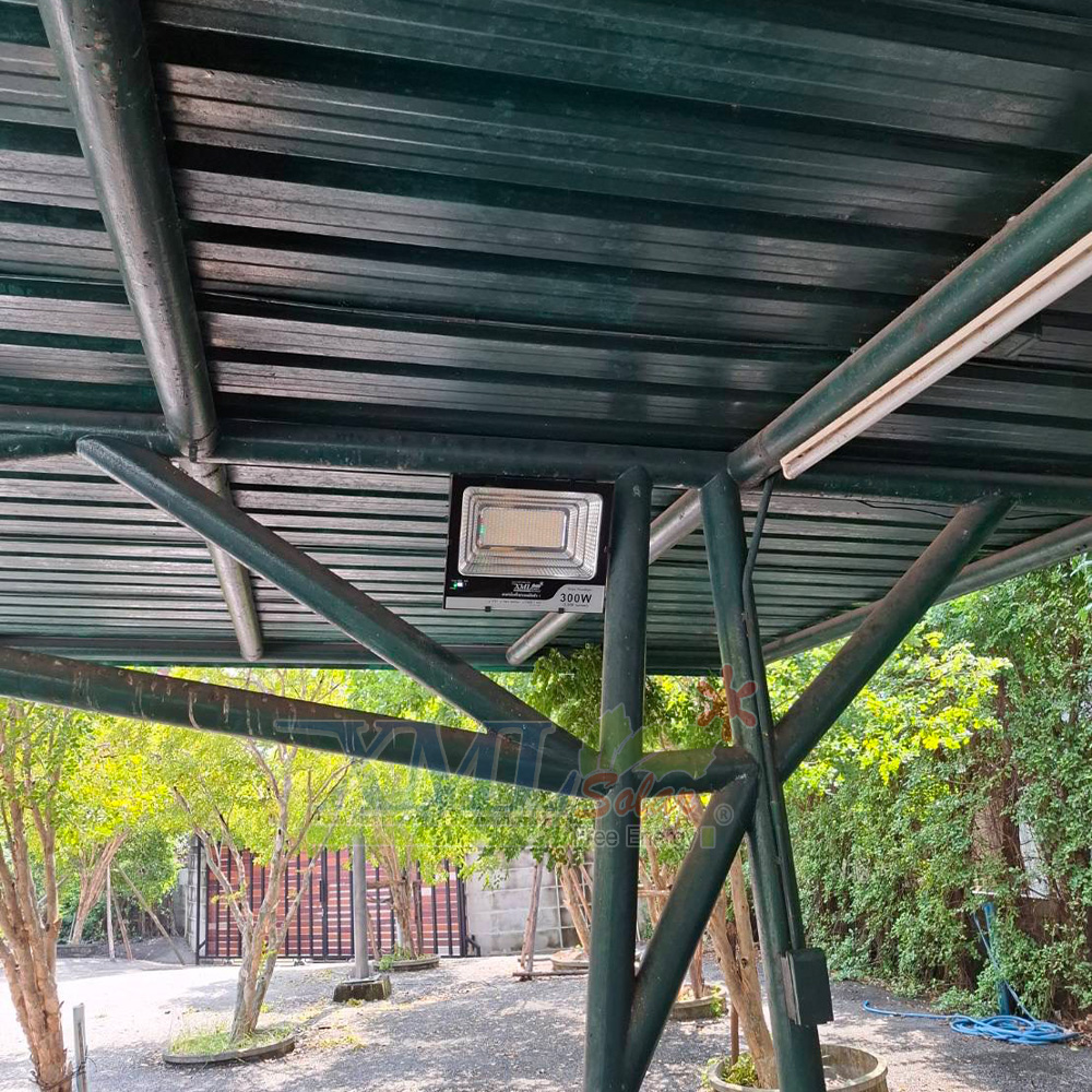 ไฟสปอตไลท์โซล่าเซลล์ 300 Watt กล่องสีน้ำตาล (เปิดได้ 3 แสง)