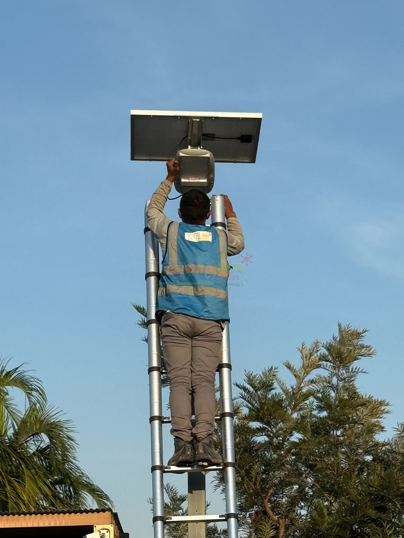 โคมไฟถนนโซล่าเซลล์อัจฉริยะ (รุ่น 6,300Lumens + แผง 80 W) (แสง : ขาว)