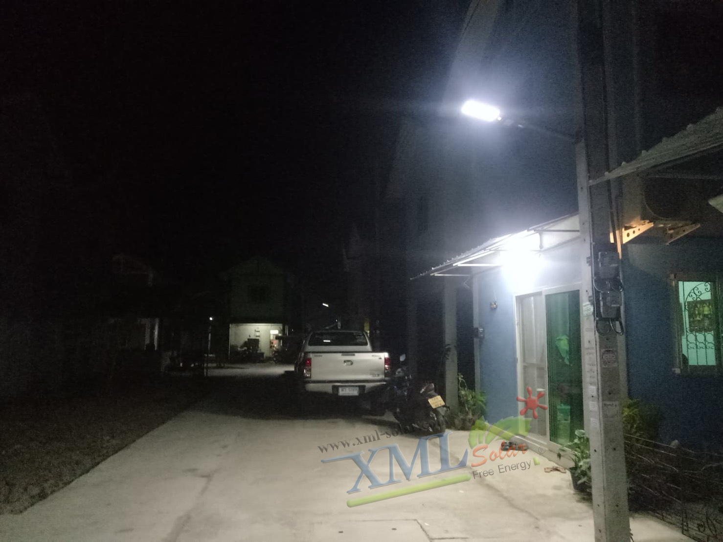 โคมไฟถนนโซล่าเซลล์ XML-Solar 200W (แสง : ขาว)(สว่างค้าง)