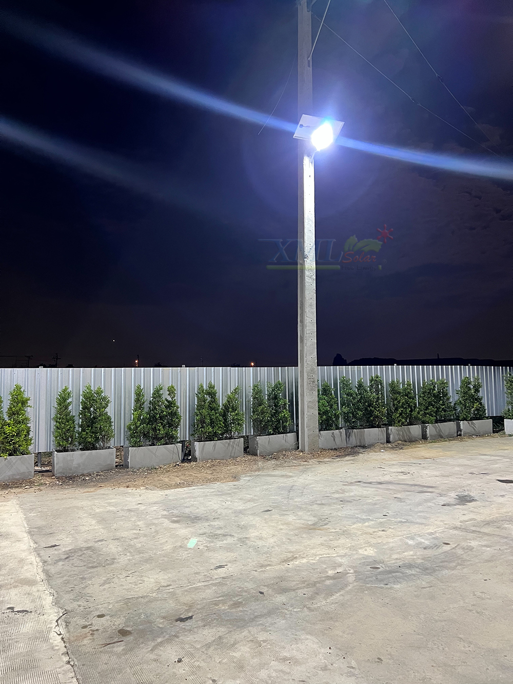 โคมไฟถนนโซล่าเซลล์อัจฉริยะ (รุ่น 9,000Lumens + แผง 100 W) (แสง : ขาว)