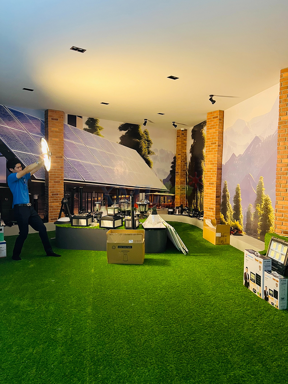 โคมไฟถนนโซล่าเซลล์ UFO ทรงกลม รุ่น MD-SLT-39-500W Plus (แสง : เหลืองวอมไวท์)