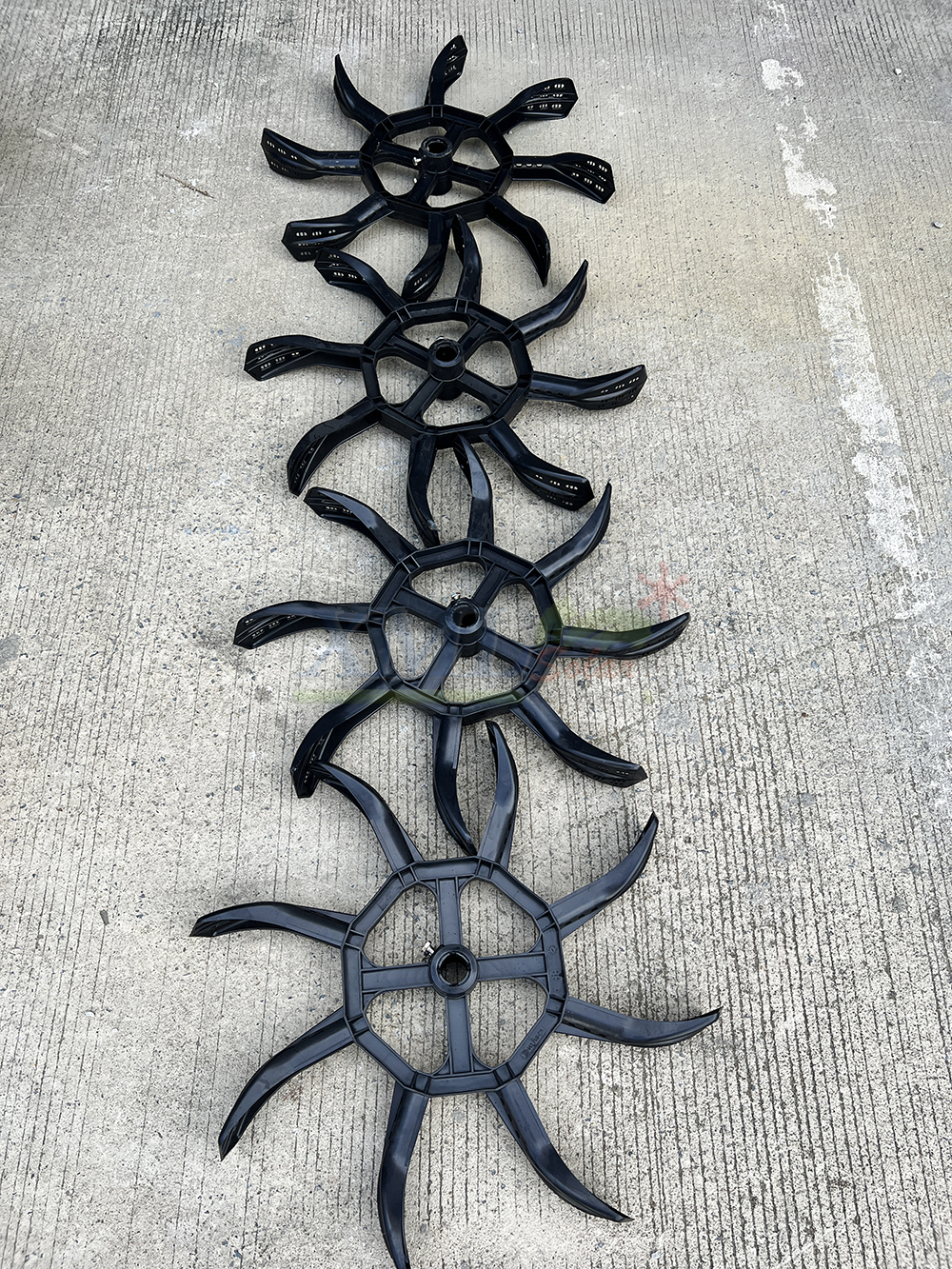 กังหันตีน้ำโซล่าเซลล์ รุ่นช้างน้อย 4 ใบพัด 3 ทุ่น