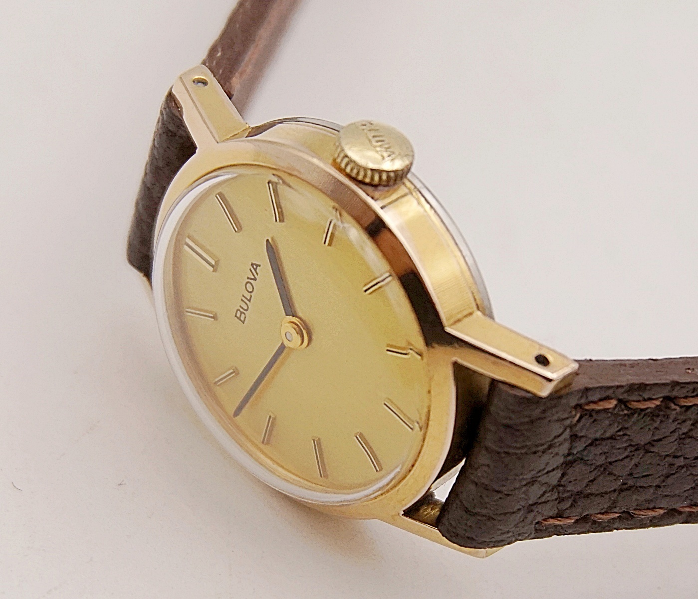 นาฬิกาเก่า BULOVA ไขลาน (นาฬิกาผู้หญิง)