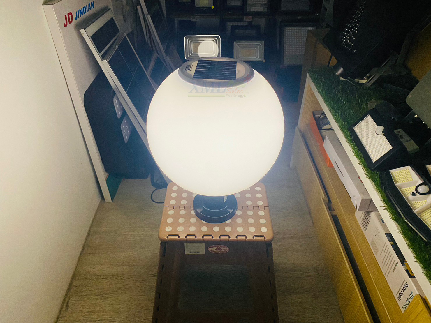 โคมไฟหัวเสาโซล่าเซลล์ ทรงกลมฐานดำ (30 ซม.) + Remote (เปิดได้ 3 แสง)+AC