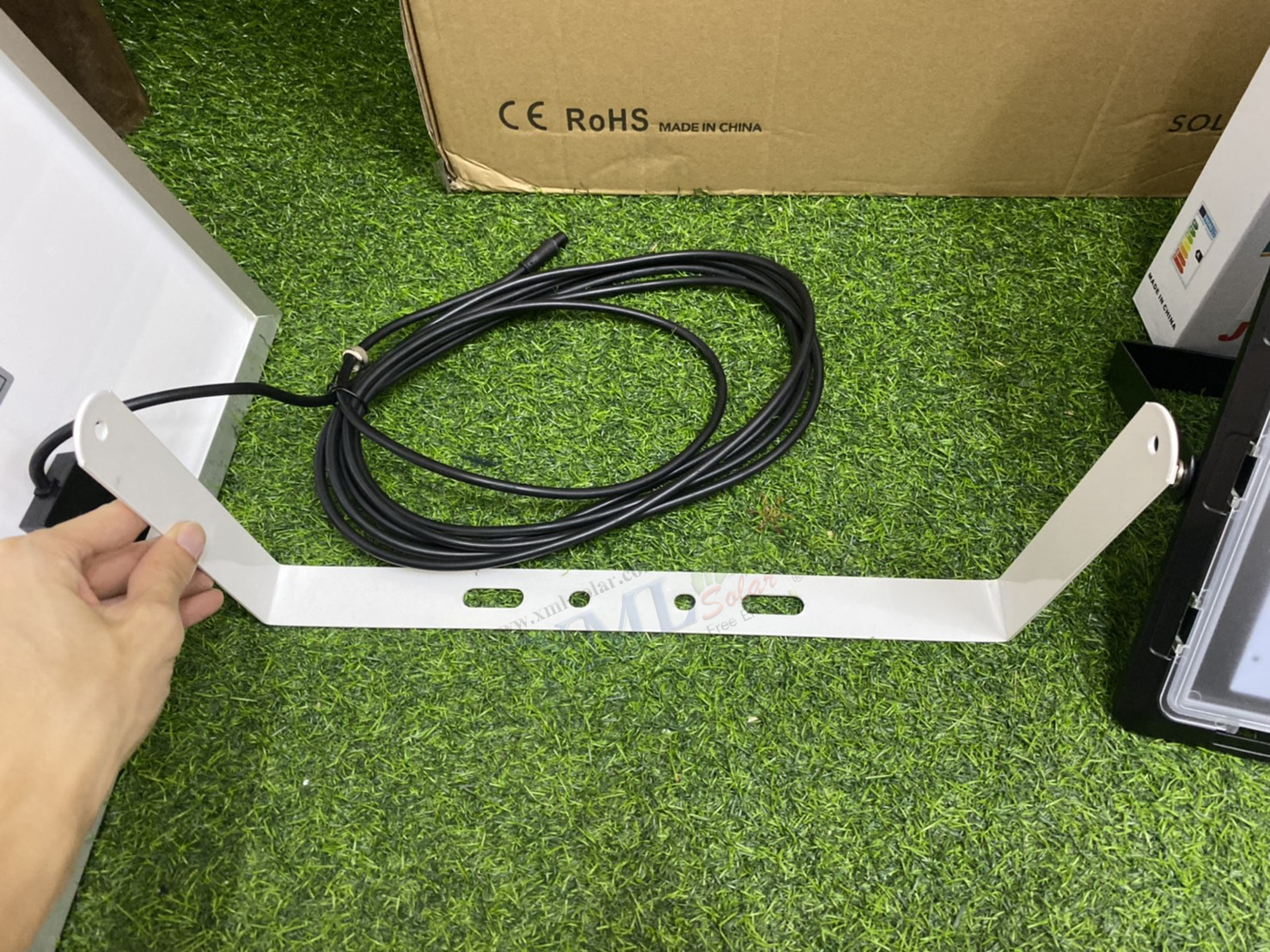 ไฟสปอตไลท์โซล่าเซลล์ 200W SLIM (แสง : เหลืองวอมไวท์)