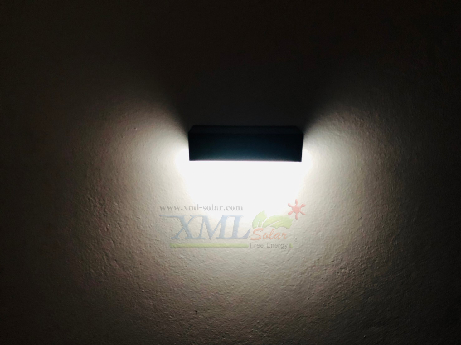 โคมไฟโซล่าเซลล์ ติดผนัง สไตล์มินิมอล รุ่น ทรงผืนผ้า (เปิดได้ 2 แสง)