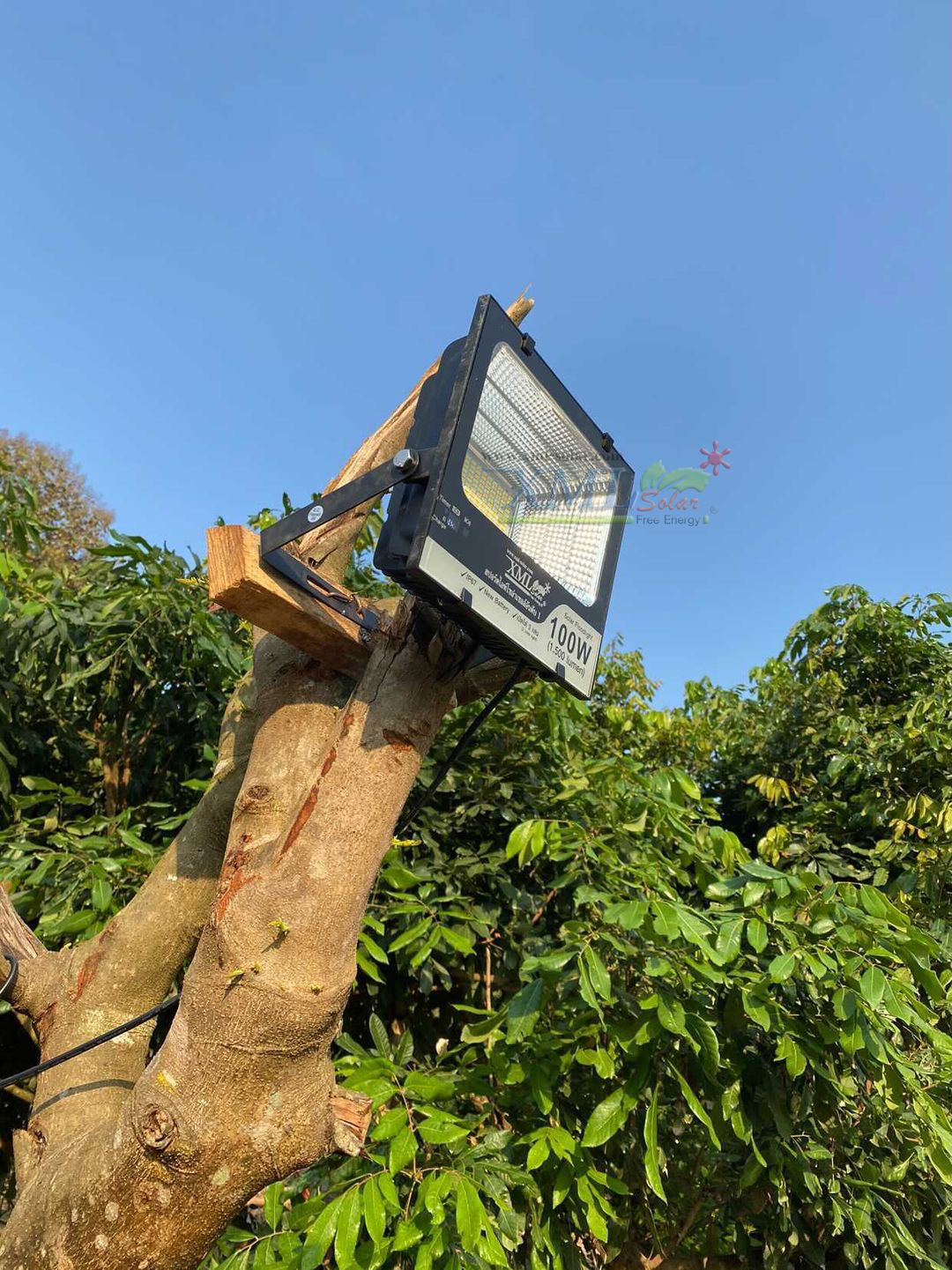 ไฟสปอตไลท์โซล่าเซลล์ 100 Watt กล่องสีน้ำตาล (เปิดได้ 3 แสง)