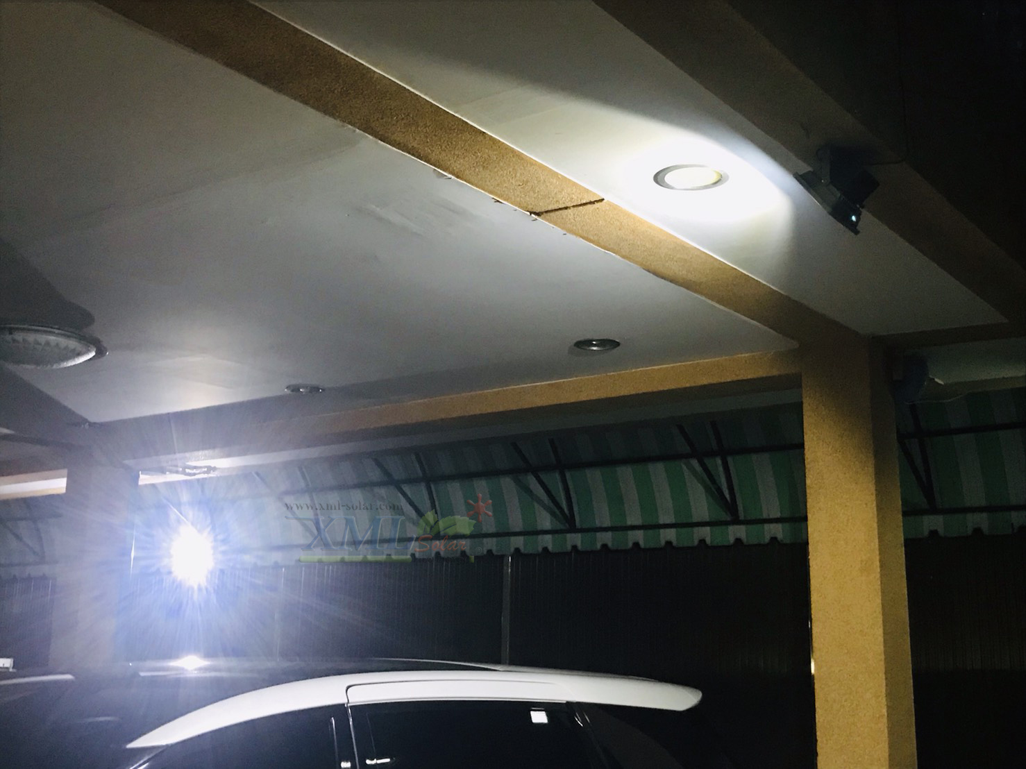 ไฟสปอตไลท์โซล่าเซลล์ รุ่น 30 Watt (เเสง : ขาว)