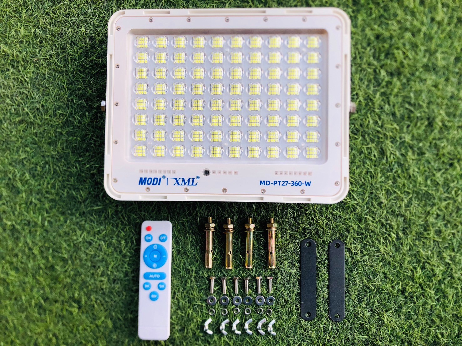 ไฟสปอตไลท์โซล่าเซลล์ รุ่น MD-PT27 (แสง : ขาว) แถมฟรี!! ไฟโซล่าเซลล์แบบพกพา รุ่น MD-EWL01-A