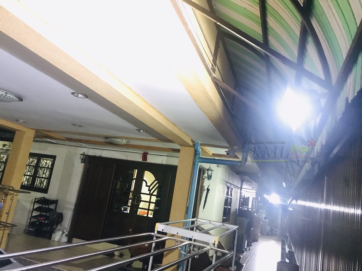 ไฟสปอตไลท์โซล่าเซลล์ รุ่น 30 Watt (เเสง : ขาว)