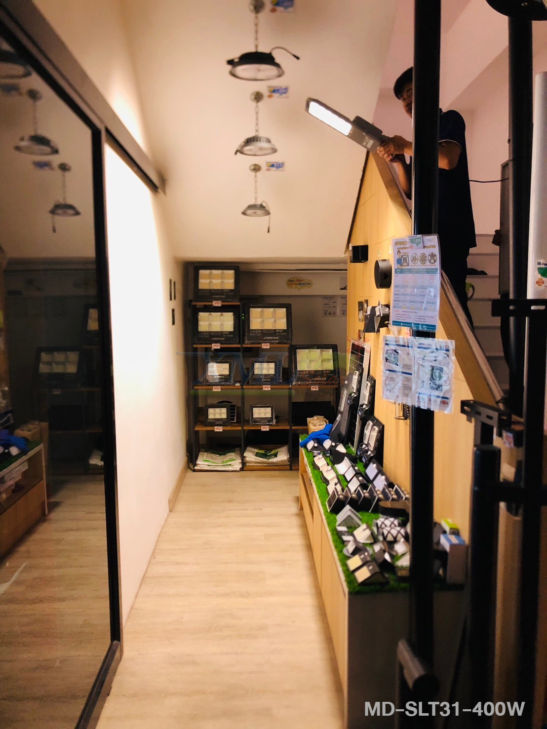 โคมไฟถนนโซล่าเซลล์ 300W/400W/600W รุ่น MD-SLT31 (เปิดได้ 3 แสง)