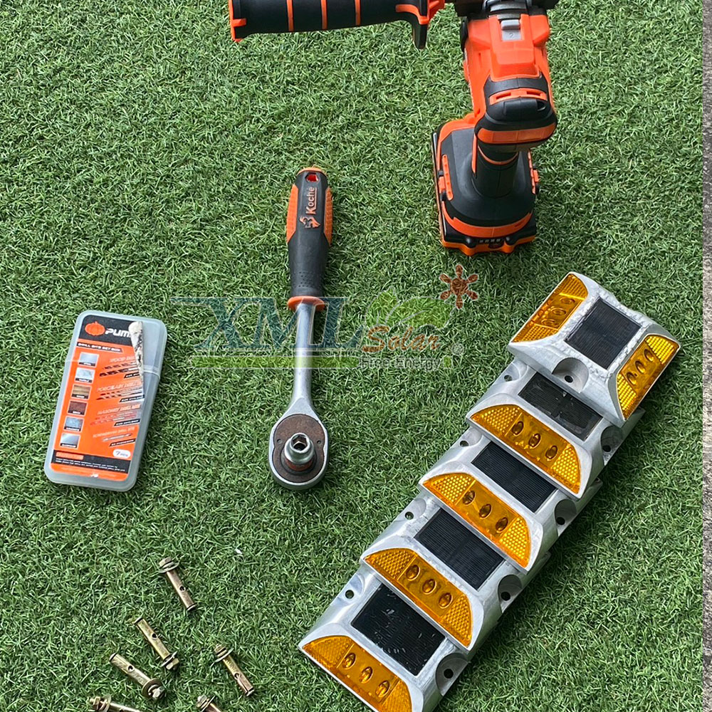 ไฟหมุดถนนโซล่าเซลล์ 6 LED รุ่น เเบน (เเสง : เหลืองกระพริบ)