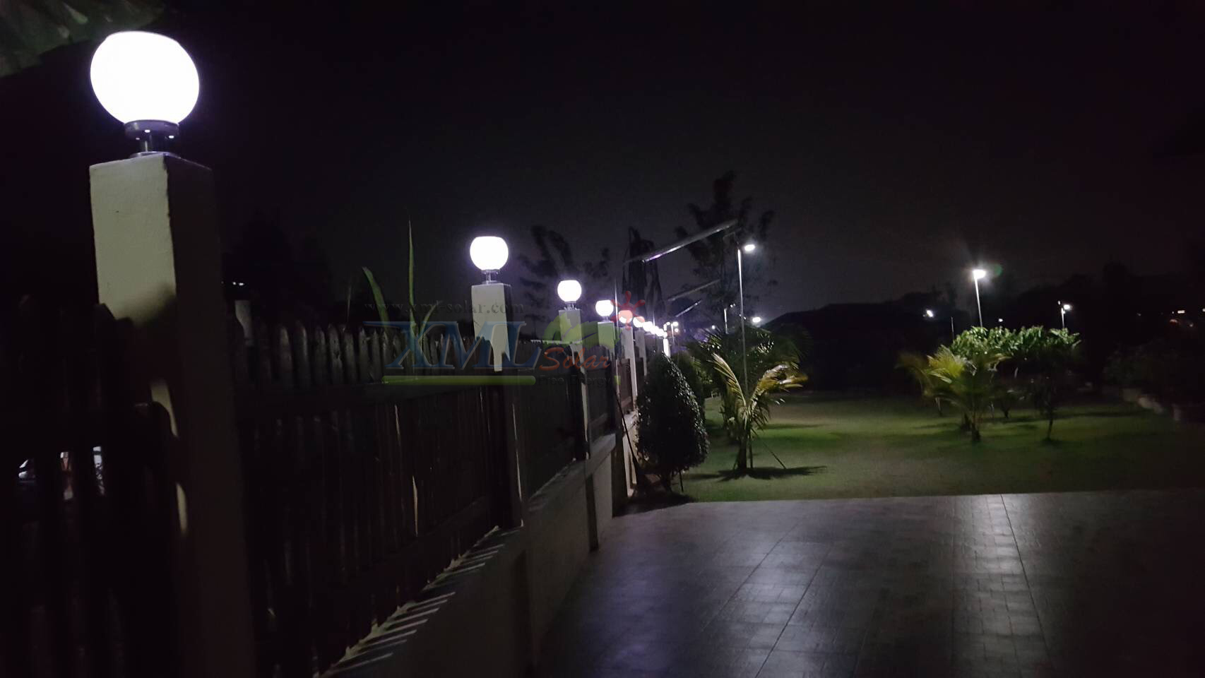 โคมไฟหัวเสาโซล่าเซลล์ ทรงกลมฐานสเเตนเลส (25 ซม.) + Remote (เปิดได้ 3 แสง)+AC