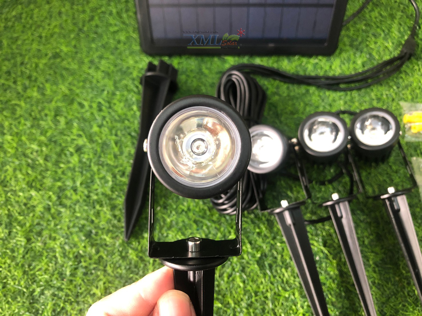 สปอร์ตไลท์ปักสนามโซล่าเซลล์ (รุ่น 4 หัว) (เเสง : เหลืองวอมไวท์)