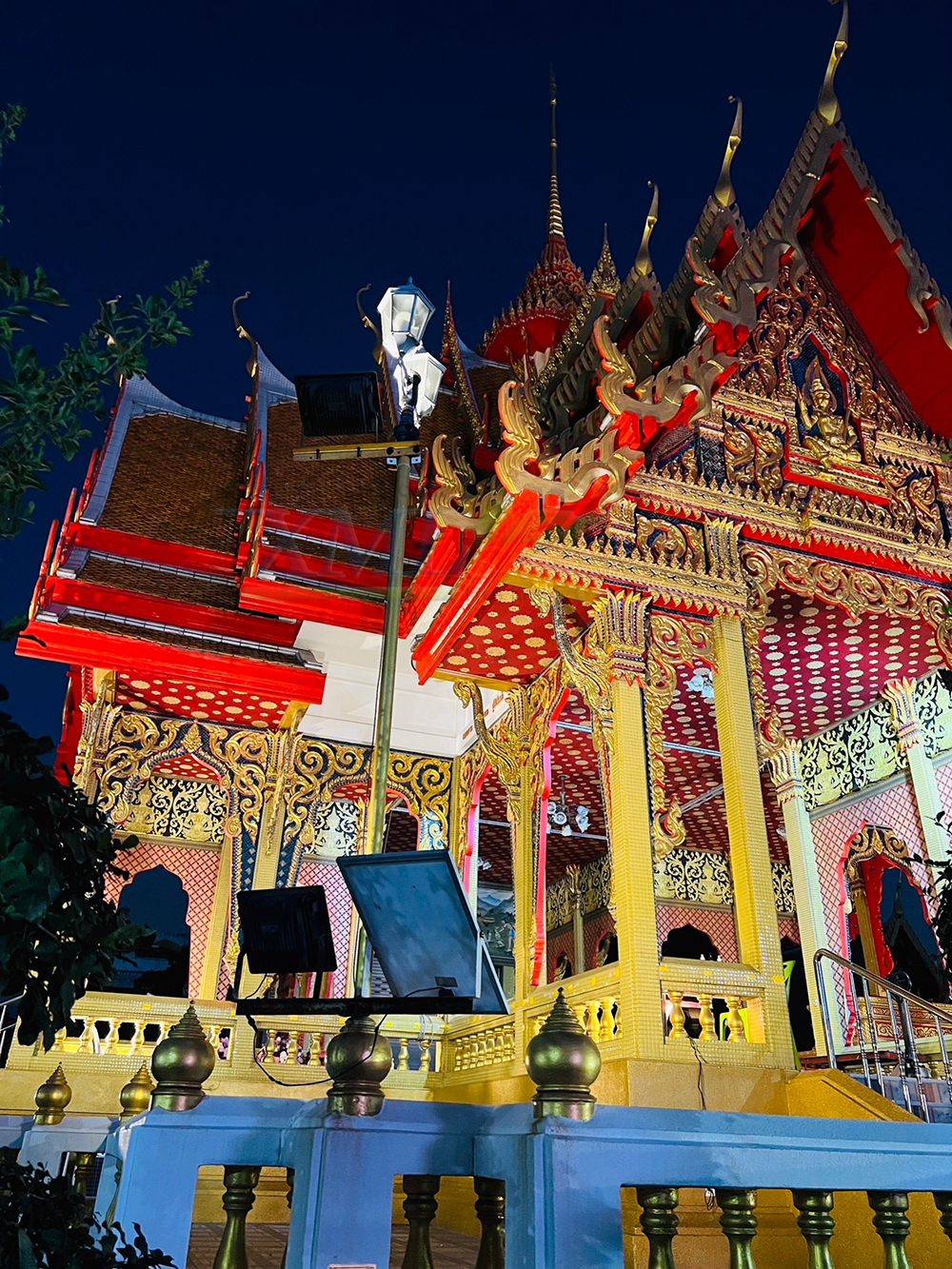 สปอร์ตไลท์โซล่าเซลล์ 200 W. รุ่นใหม่ JD8200L (แสง : เหลืองวอมไวท์)