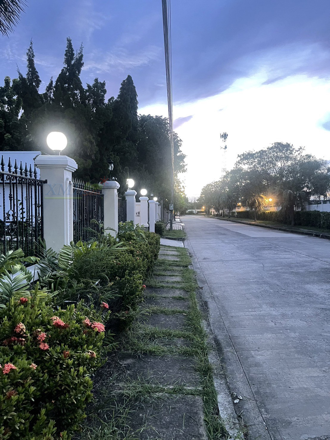 โคมไฟหัวเสาโซล่าเซลล์ ทรงกลมฐานสเเตนเลส (30 ซม.) + Remote (เปิดได้ 3 แสง)+AC