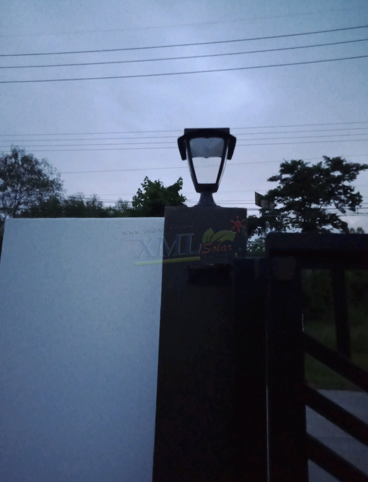 โคมไฟหัวเสาโซล่าเซลล์ สไตล์ยุโรป (เเสง : ขาว + เหลืองวอมไวท์)