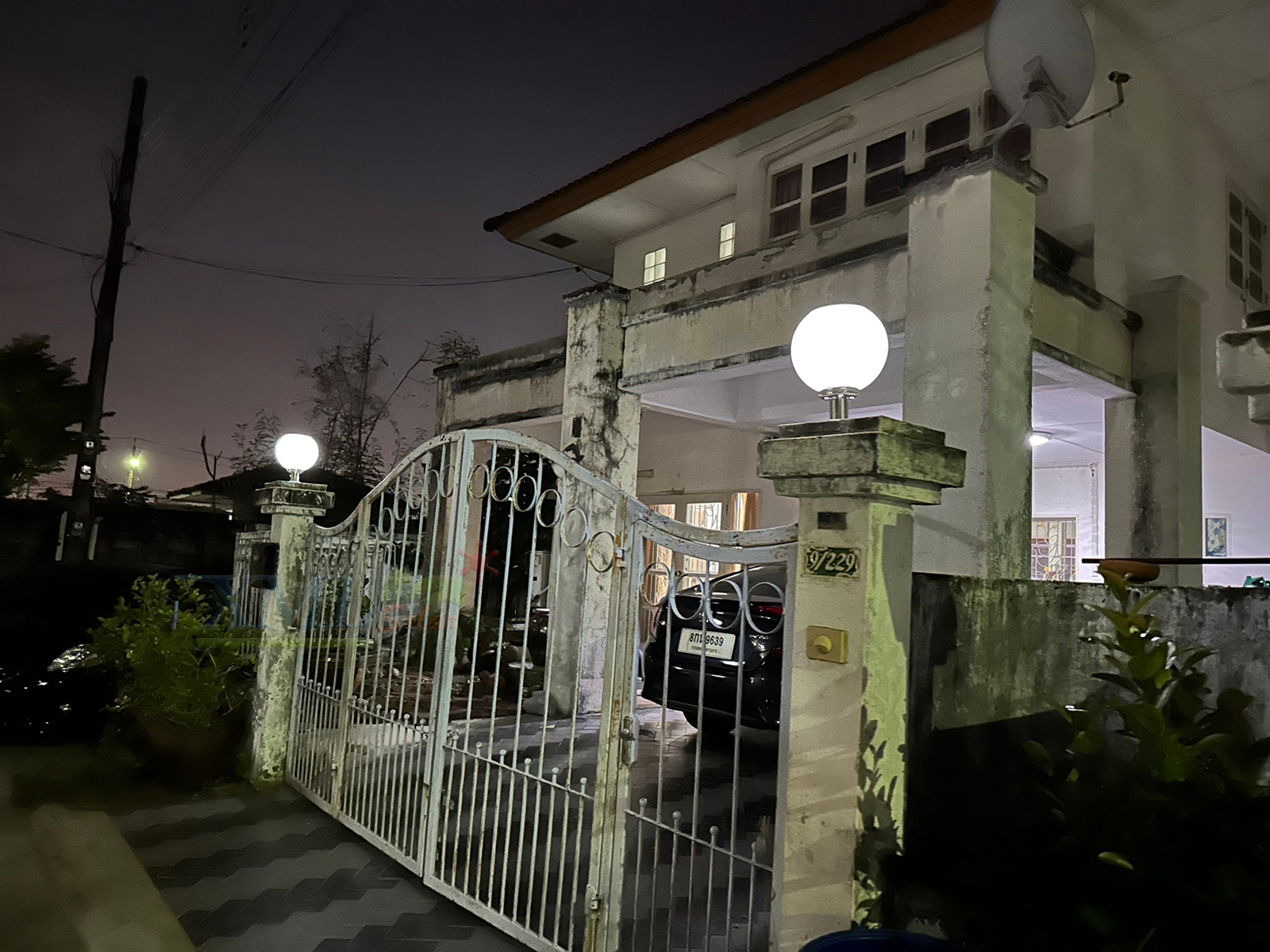 โคมไฟหัวเสาโซล่าเซลล์ ทรงกลมฐานสเเตนเลส (25 ซม.) + Remote (เปิดได้ 3 แสง)+AC