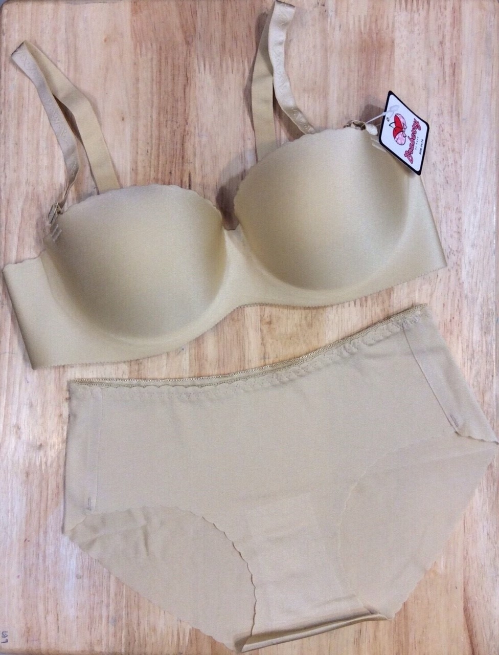 ชุดชั้นใน ไร้ตะเข็บ ทรงครึ่งเต้า เสริมฟอง size 32,34,36,38 ราคาโปรโมชั่น ชุดละ 200 บาท