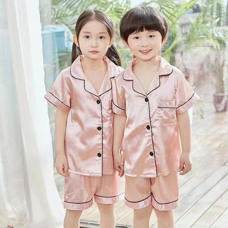 ชุดนอนเด็ก แขนสั้นขาสั้น ผ้าแพรซาติน เนื้อนิ่ม เด็กๆ ใส่หลับสบาย ไม่คัน อายุ 3 ขวบ ถึง 10 ขวบ มีหลายลาย ราคาส่ง 3 ชิ้น คละแบบได้ทั้งร้าน ชุดละ 180 บาท