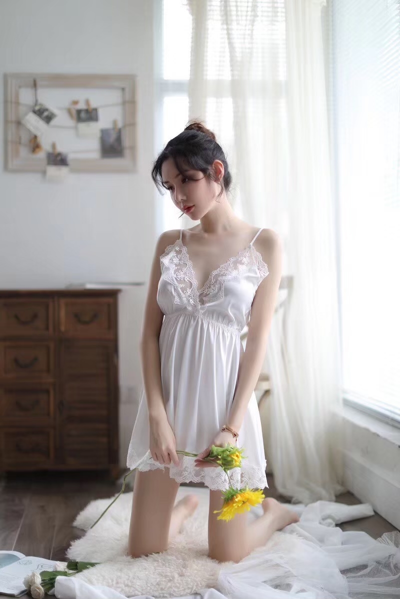 ชุดนอนเดรสสายเดี่ยว ผ้าซิลค์ซาติน เนื้อนิ่ม ใส่สบาย ไม่ร้อน พร้อมจีสตริงเข้าชุด ฟรีไซส์ มี 2 สี ดำ ขาว ราคาส่ง 3 ชิ้น คละแบบได้ ชุดละ 290 บาท