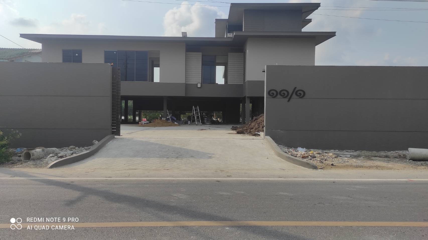 ไฟสปอตไลท์โซล่าเซลล์ 400 W. รุ่น Smart IOT With CCTV Camera (เเสง : ขาว)