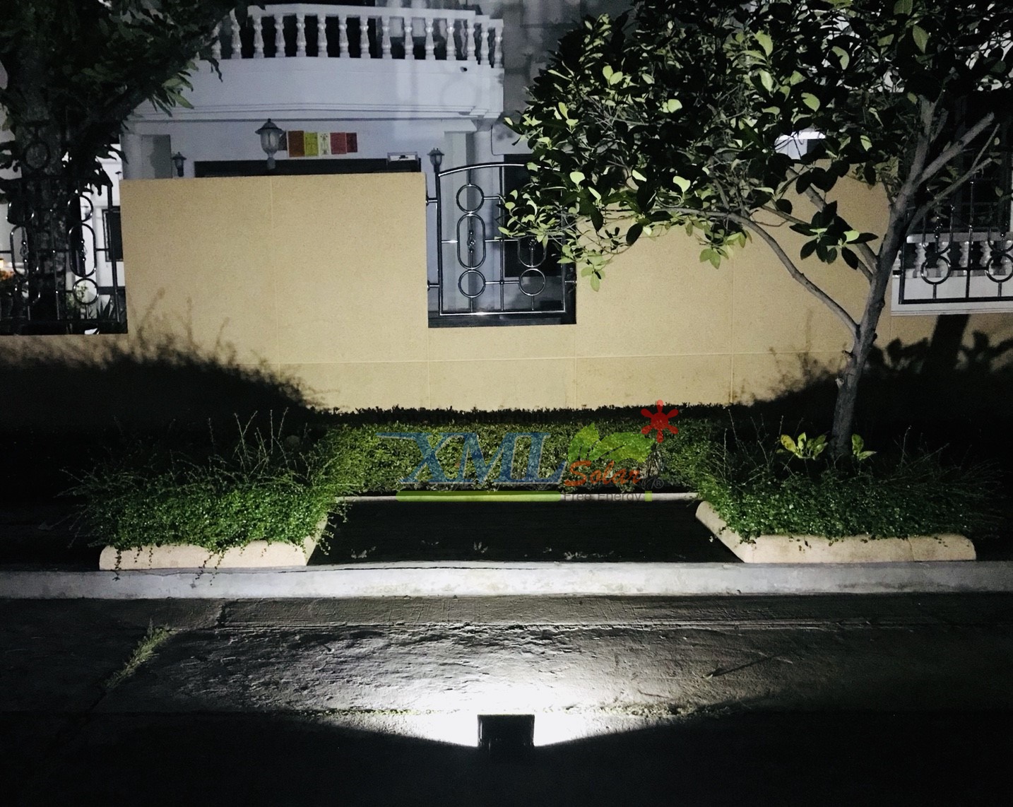 สปอร์ตไลท์โซล่าเซลล์ 25 W. รุ่นใหม่ JD8825L (แสง : ขาว)