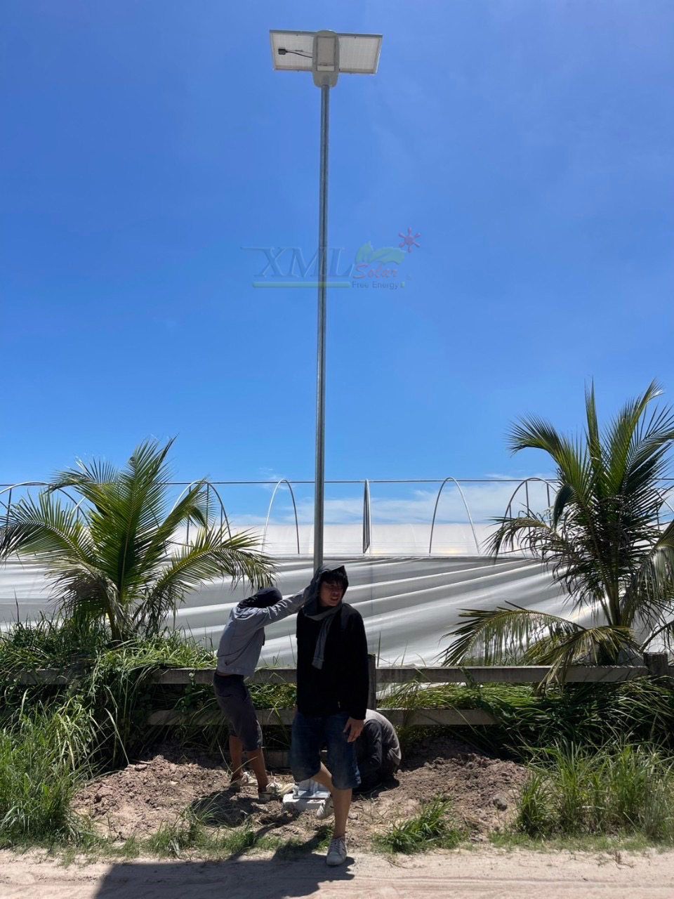 โคมไฟถนนโซล่าเซลล์อัจฉริยะ (รุ่น 9,000Lumens + แผง 100 W) (แสง : ขาว)