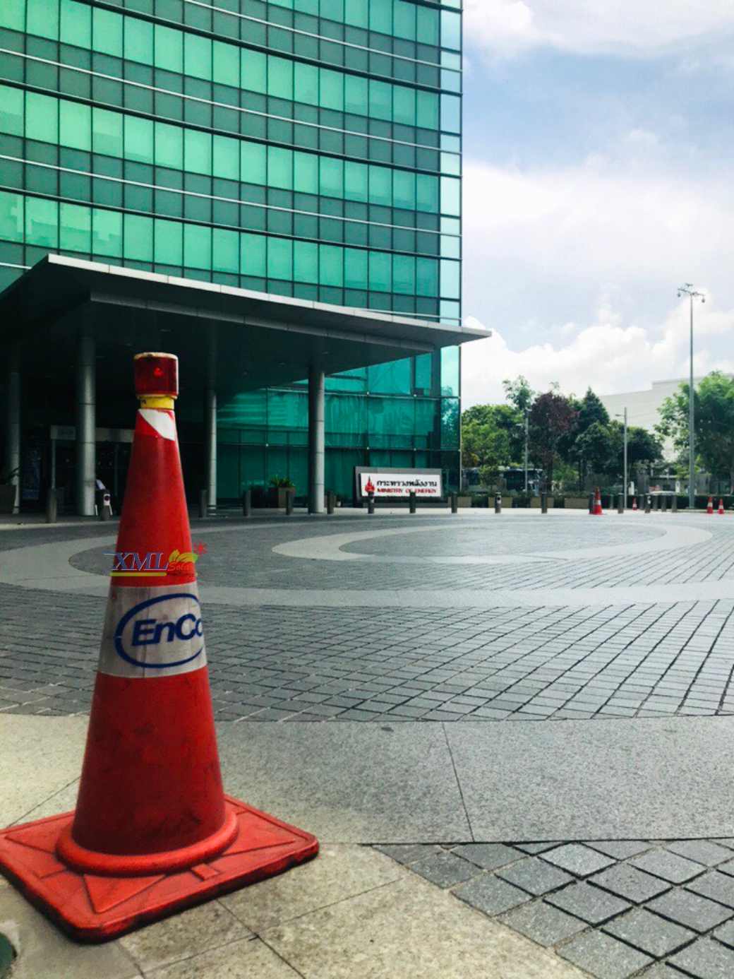 ไฟเตือนกรวยจราจร ฉุกเฉิน พลังงานเเสงอาทิตย์ (เเสง : สีเเดง)